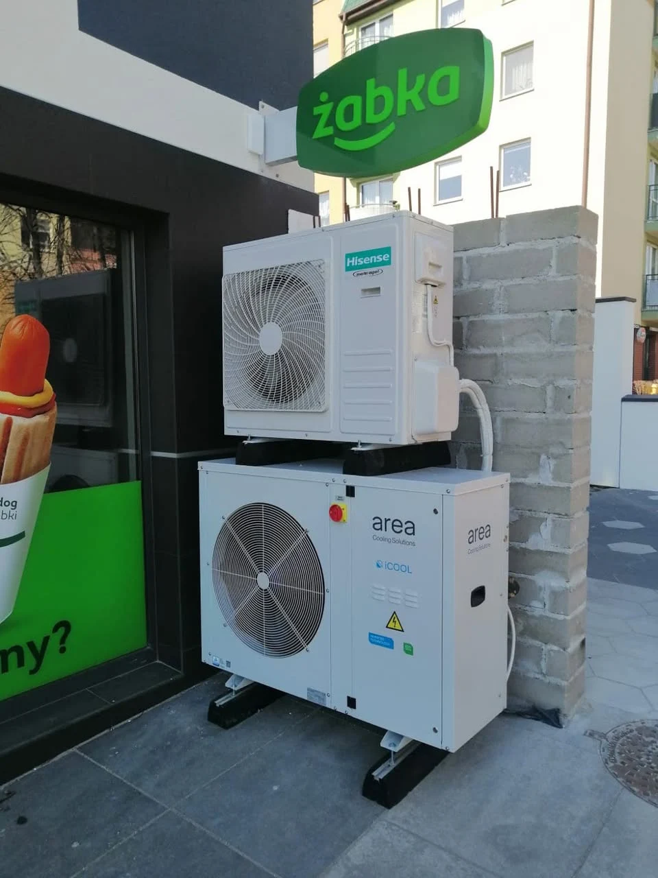 Jednostka klimatyzacji Hisense przy lokalu handlowym