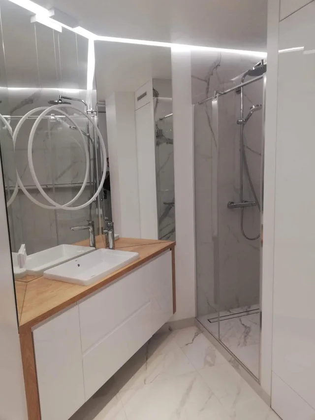 Łazienka po remoncie GoldHouse: nowe płytki, kabina prysznicowa i oświetlenie